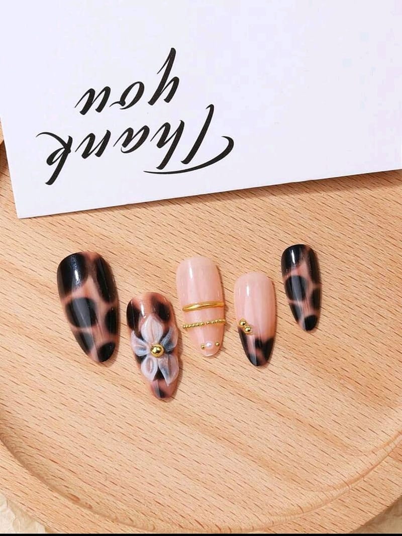 Almond Shaped Leapoard 3D Nails, photo 2