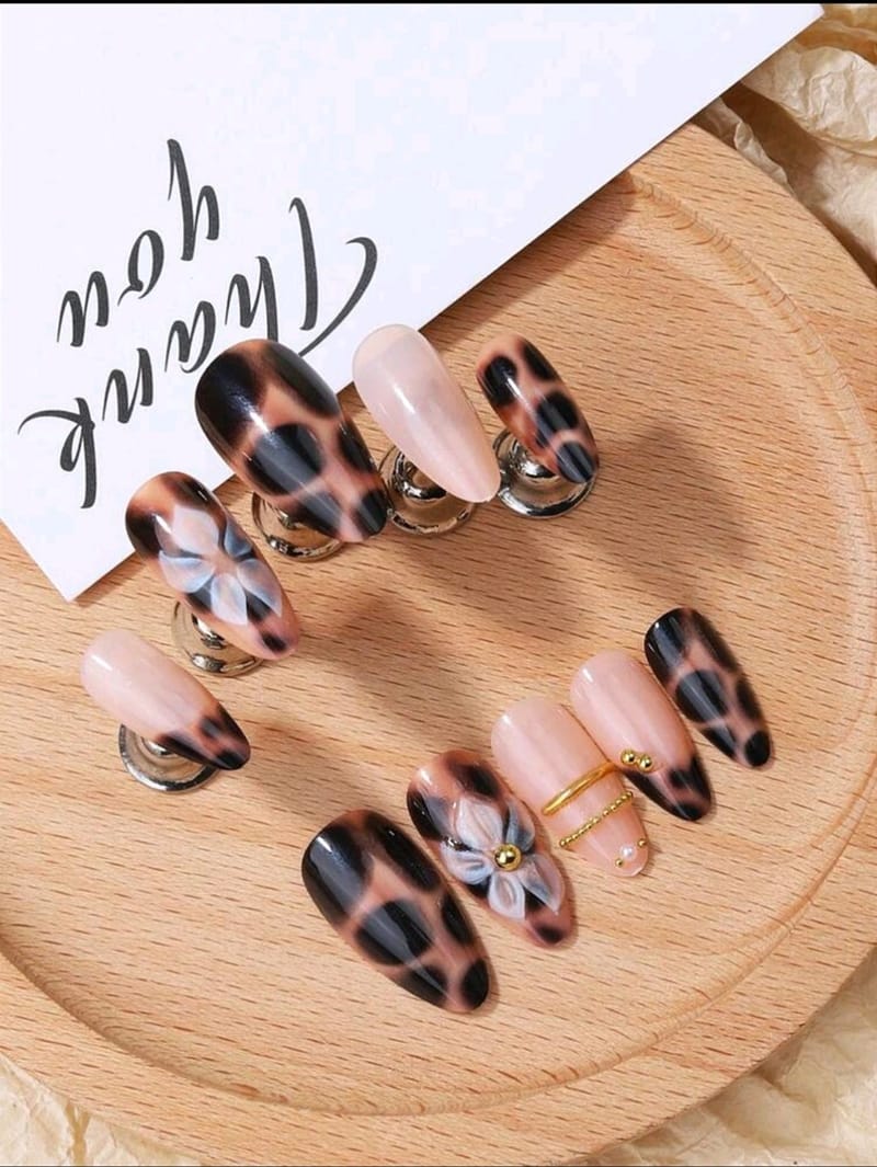Almond Shaped Leapoard 3D Nails, photo 3
