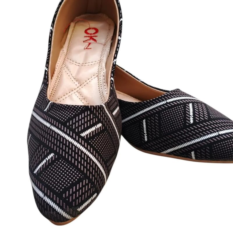 Black women's flat pumps