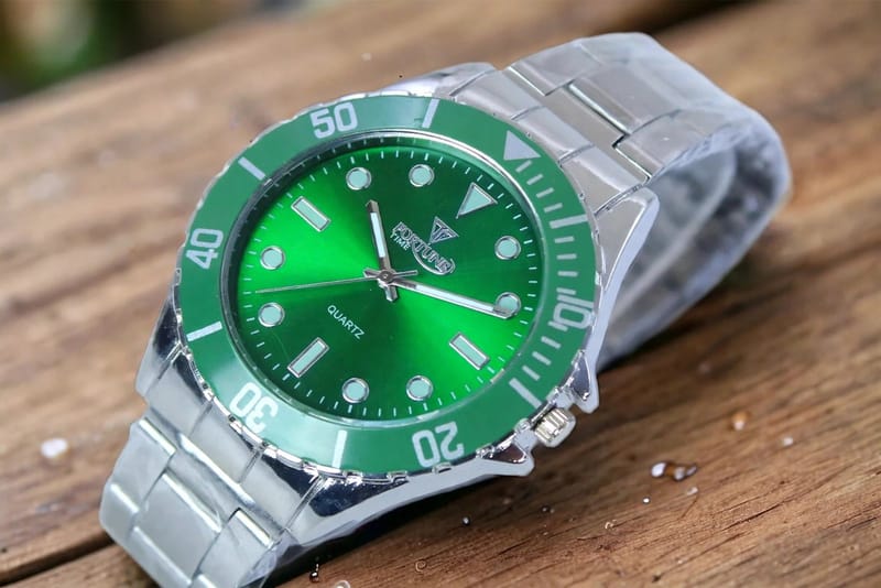Men's Modern Stylish Silver Chain Watch - Lightweight - Random Multicolor Dial Black Blue Green Red, photo 3